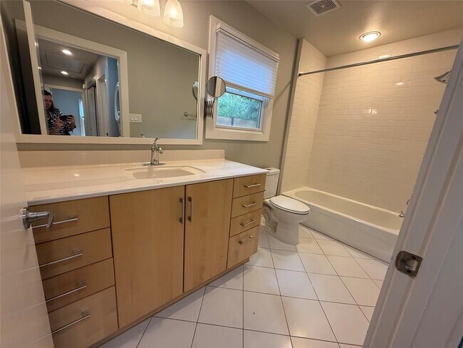 Photo - 2105 Kinney Ave Unit B