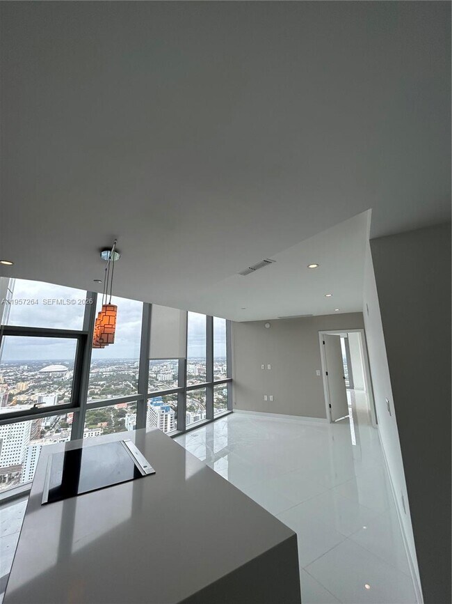 Photo - 851 NE 1st Ave Unidad 4302