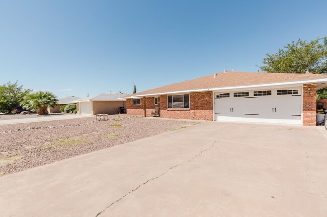 Photo - Spacious 3 Bedroom Home with Solar Panels and a Pool