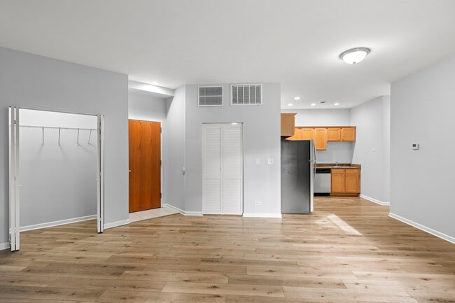 Photo - 2451 W Howard St