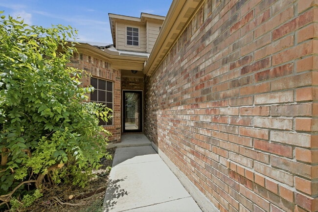 House in a Gated community with SOLAR PANELS!