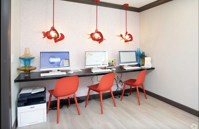 Photo - 1800 S I- 35 Service Rd