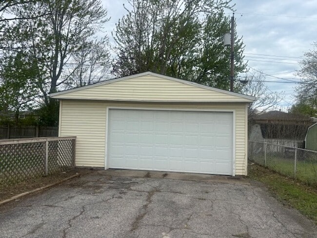 Photo - Check out this 4 Bedroom 1.5 Bath West Area of Lorain.