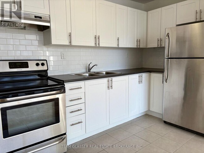 Photo - 396 Queens Ave Unit 208