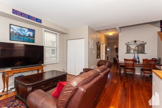 Building Photo - 2440 N Ashland Ave Unit 2