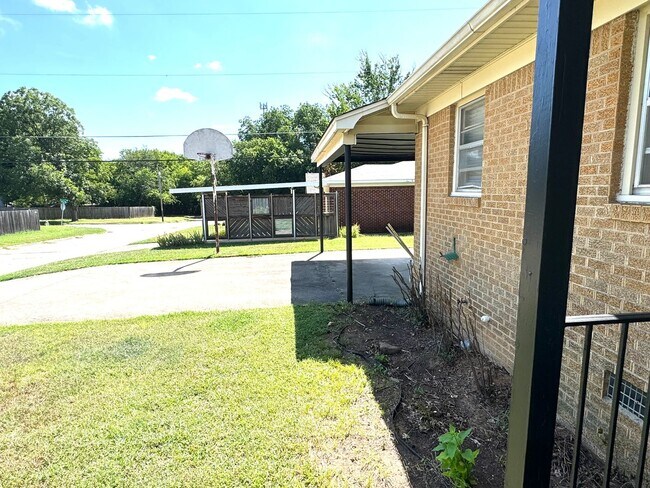 Photo - 1512 6th Ave SW