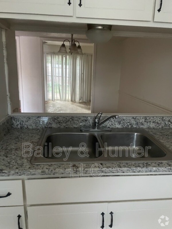 Building Photo - 6012 Regent Manor Rental