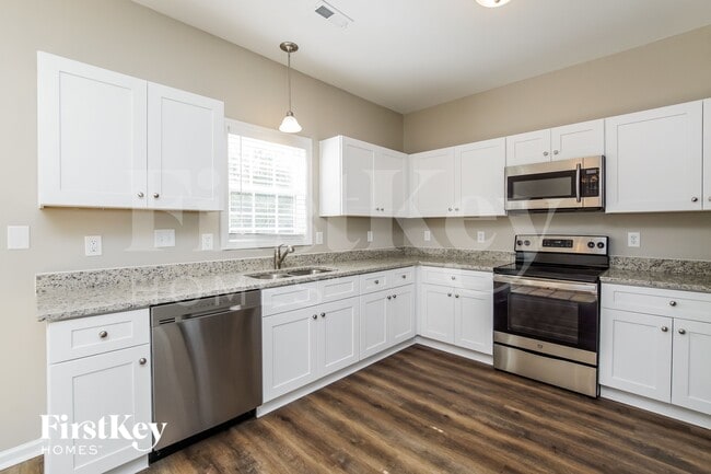 Photo - 925 Troubadour Ln