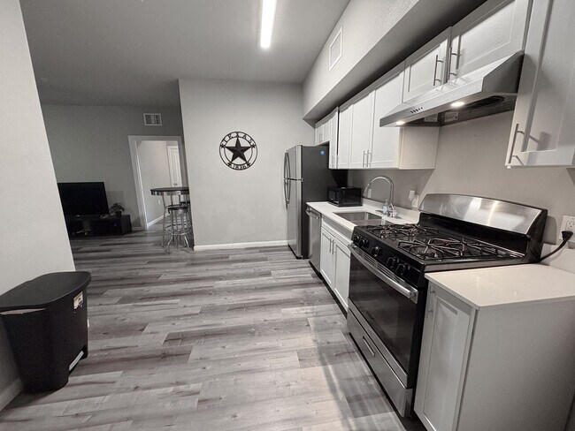 Photo - 4 Bed / 2 Bath in West Campus – Bring Your... Unit 4/2