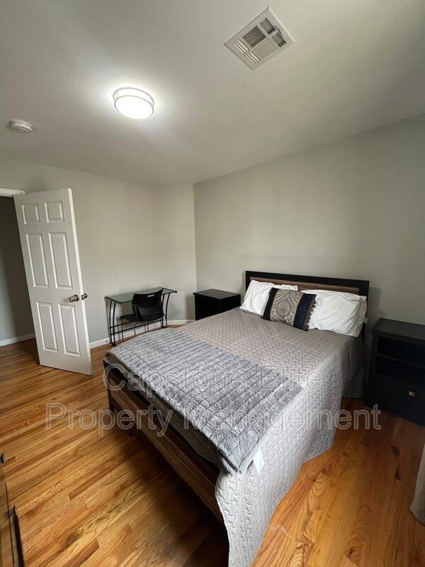 255-257-257 New Jersey Railroad Ave Unidad 2 - 2  Standard Hallway (East)