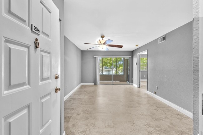 Building Photo - 2820 N Oakland Forest Dr Unit 208