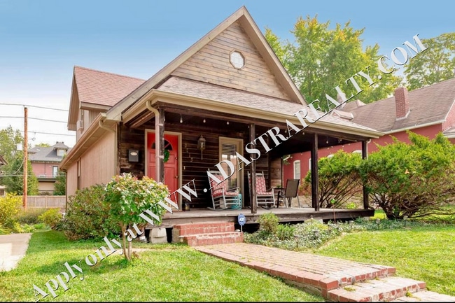 Building Photo - Inviting 3 Bedroom Close to Everything-Available in MAY!!