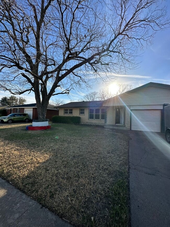 Building Photo - 3/2 with huge backyard and bonus living room