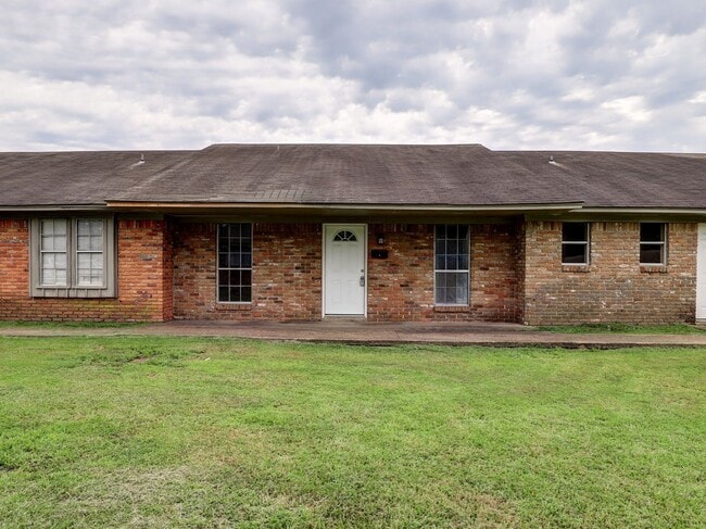 Building Photo - COMING SOON : 2 Bedroom 1 Bath Triplex | B... Rental