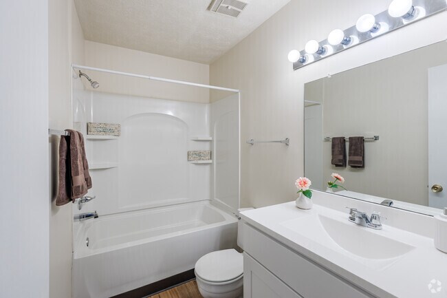 2BR, 2BA - 1,100SF - Bathroom