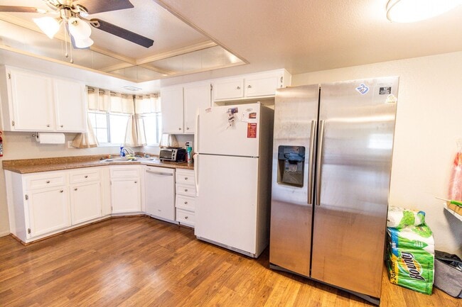 Photo - 6 Bedroom 3.5 Bathroom Tri-Level Home In Tempe close to ASU