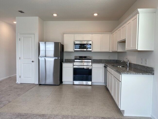 Building Photo - Welcome To Your NEWER Dream Home in the He...