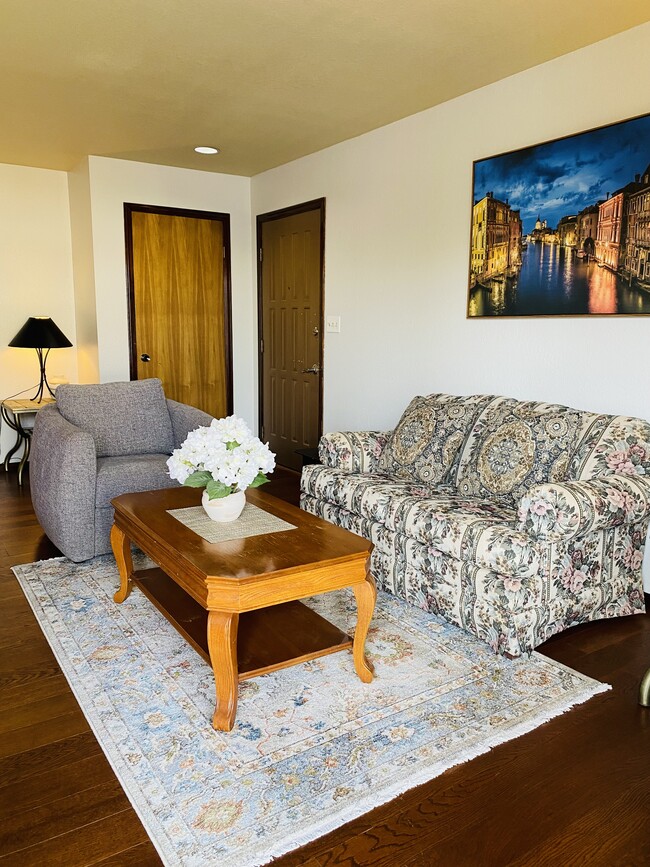 Building Photo - 412 N Oakwood Rd Rental
