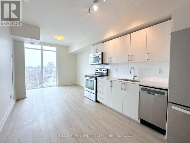 Photo - 763 Woodbine Ave