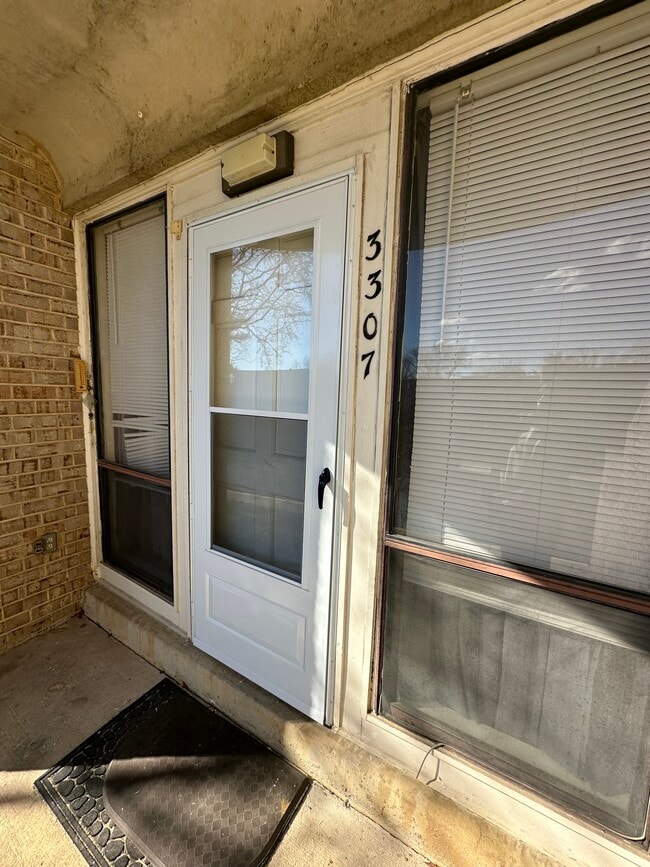 Back Exit Door - 3307 Huntley Square Dr Unidad T-2