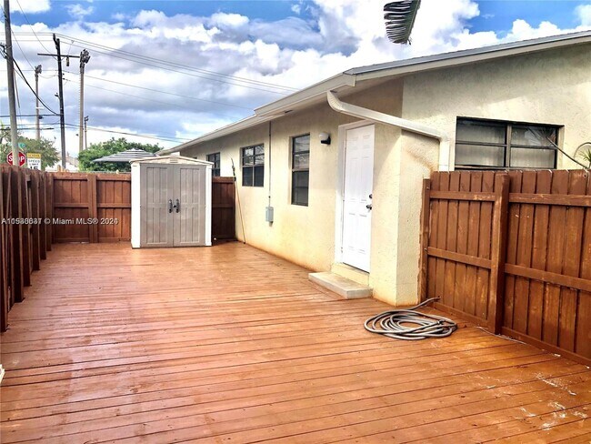 Photo - 1692 Harding St