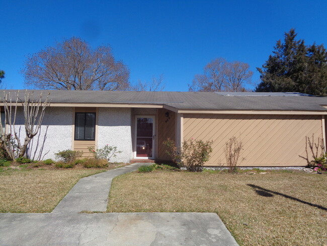 Charming 2-Bedroom Home with Screened-In P... - Charming 2-Bedroom Home with Screened-In P...