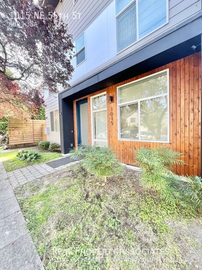 Building Photo - 1015 NE 55th St Rental