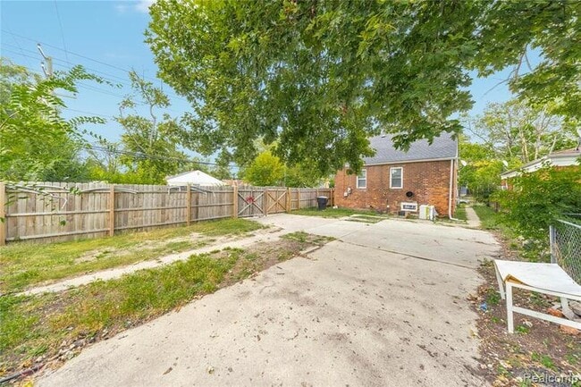 Photo - 16253 Strathmoor St