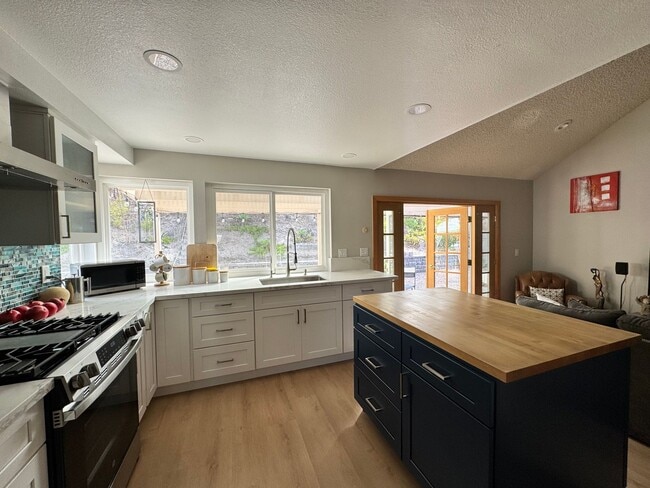 Photo - Beautiful 4-Bedroom + Loft Home in Desirab...