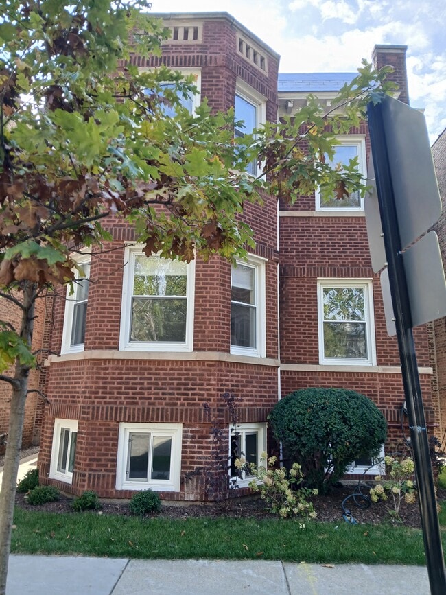 Building Photo - 2221 W Winnemac Ave Unit GN