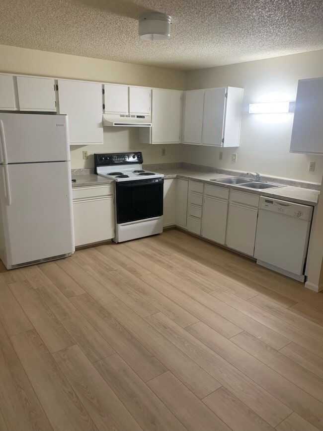 Photo - 631 Conifer St