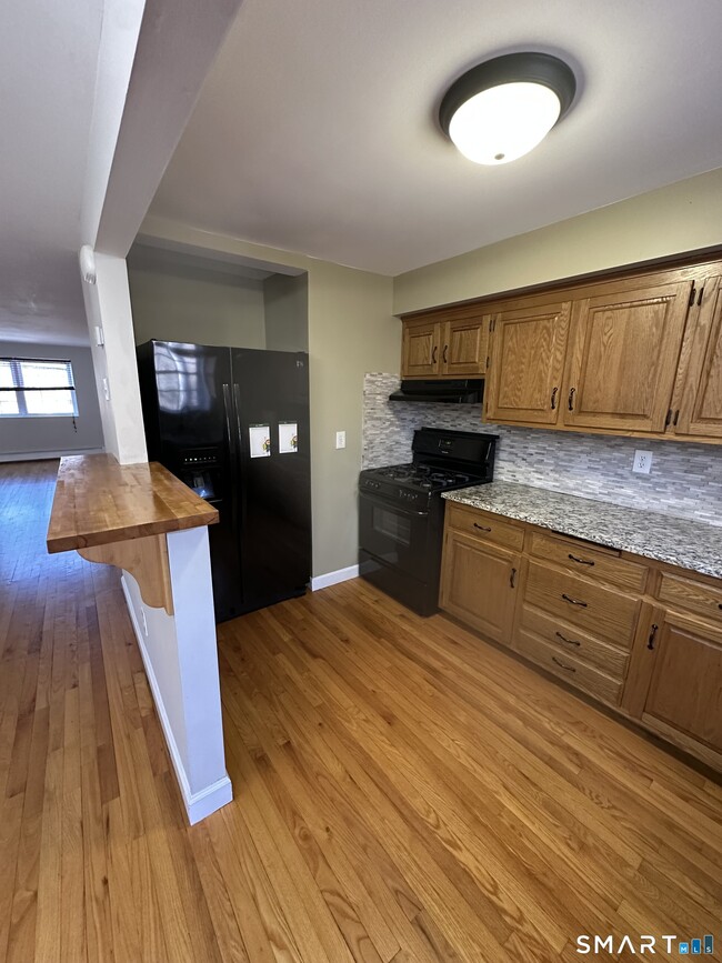 Photo - 1693 Litchfield Turnpike