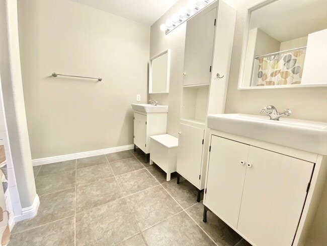 Photo - Spacious 2-bedroom corner unit with vaulted ceilings and open floorplan near Summerlin