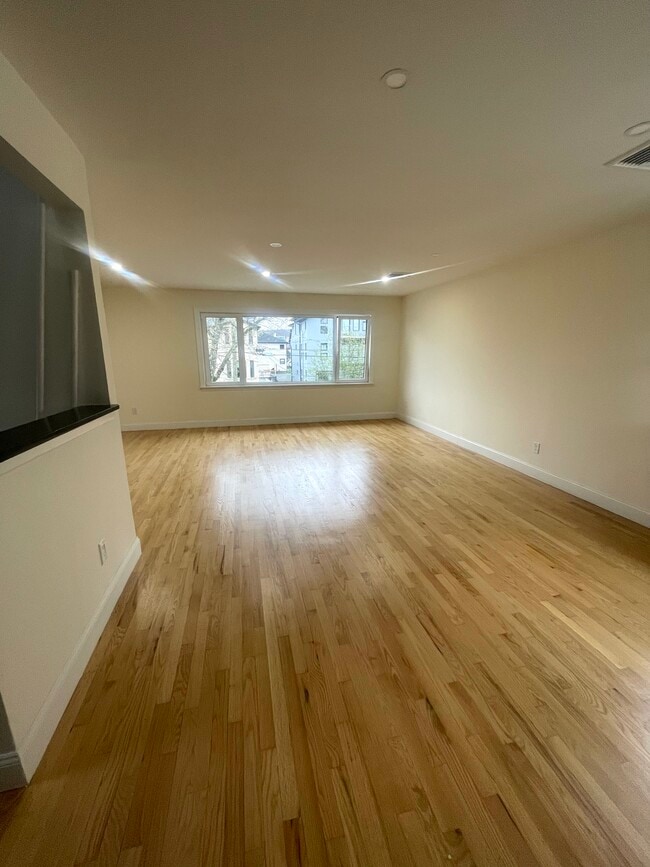 Building Photo - 160 Laconia Ave Unit 2