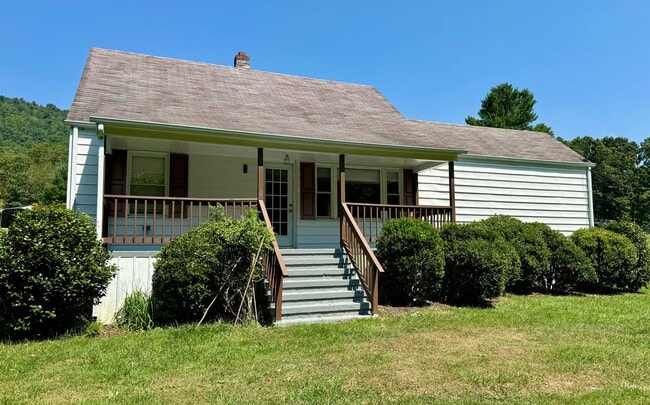 Photo - Quaint Country Cottage On Large Lot Near D...