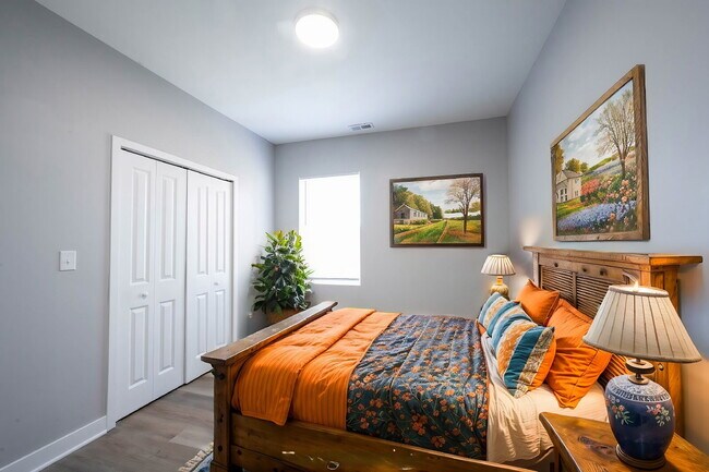 Photo - "Charming 3-Bed, 2-Bath Duplex on North Ta... Apartamento Unidad B