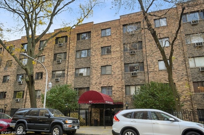 Building Photo - 3620 N Pine Grove Ave Unit 416