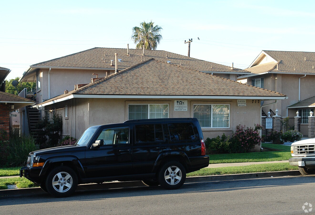 Photo - 717 James St