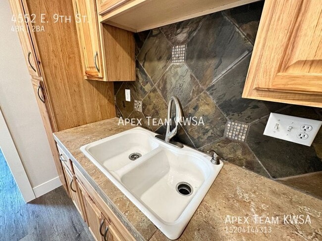 Photo - 4552 E 9th St