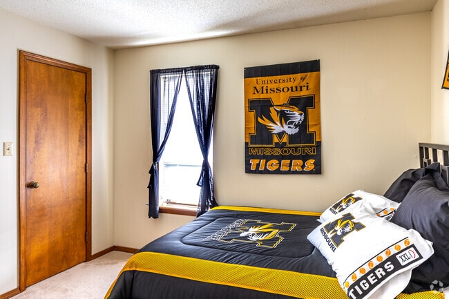 2BR, 1BA - 755SF - Forest Village