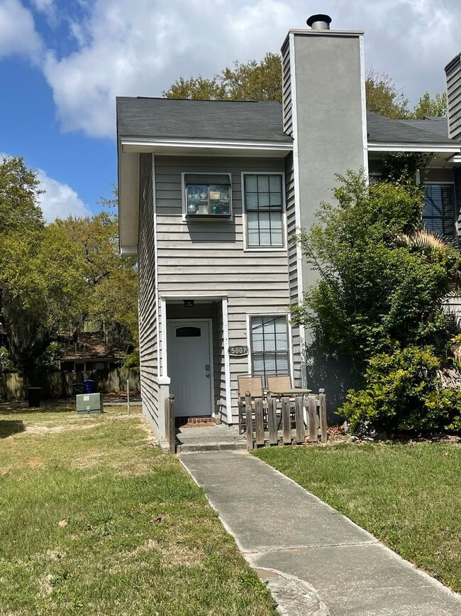 Building Photo - 3/3 Lowcountry Living in the Heart of Park Circle