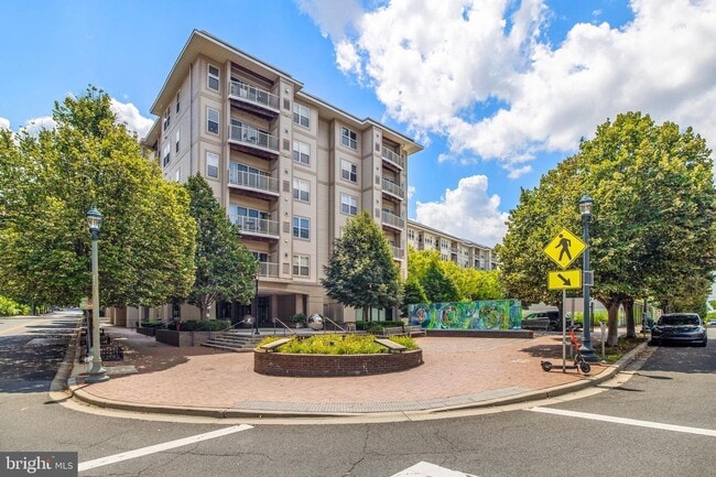 Building Photo - Top Floor Spacious One Bedroom W/Washer & ... Rental