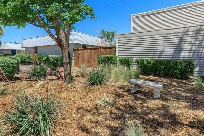 Photo - Oak Creek Apartments