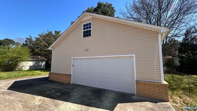 Photo - 2106 Giles Dr NE