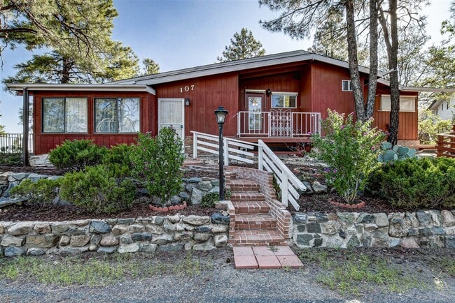 Building Photo - 2 Bed + possible 3rd, 2 Bath Home Close to...