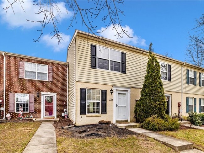 Building Photo - 584 Cotswold Ct