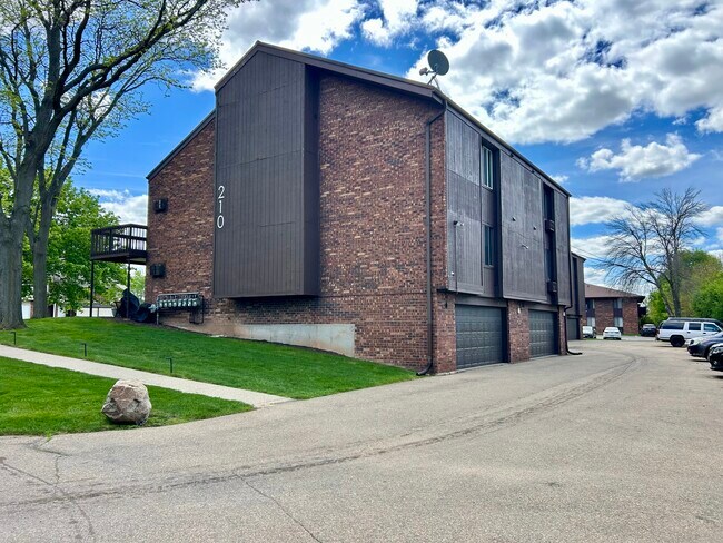 210 Royal Ct