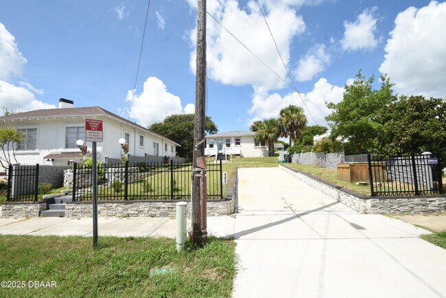 Photo - 403 N Oleander Ave