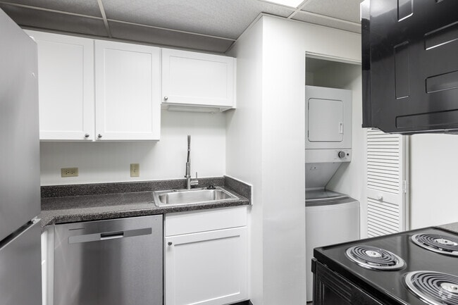 2BR, 2BA - 990SF - Kitchen - Linden Towers *Washer & Dryer in Apartment*