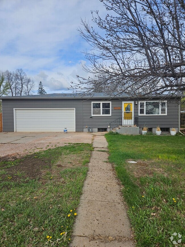 Building Photo - 2 BED | 1 BATH | SPACIOUS | DOUBLE GARAGE ... Rental